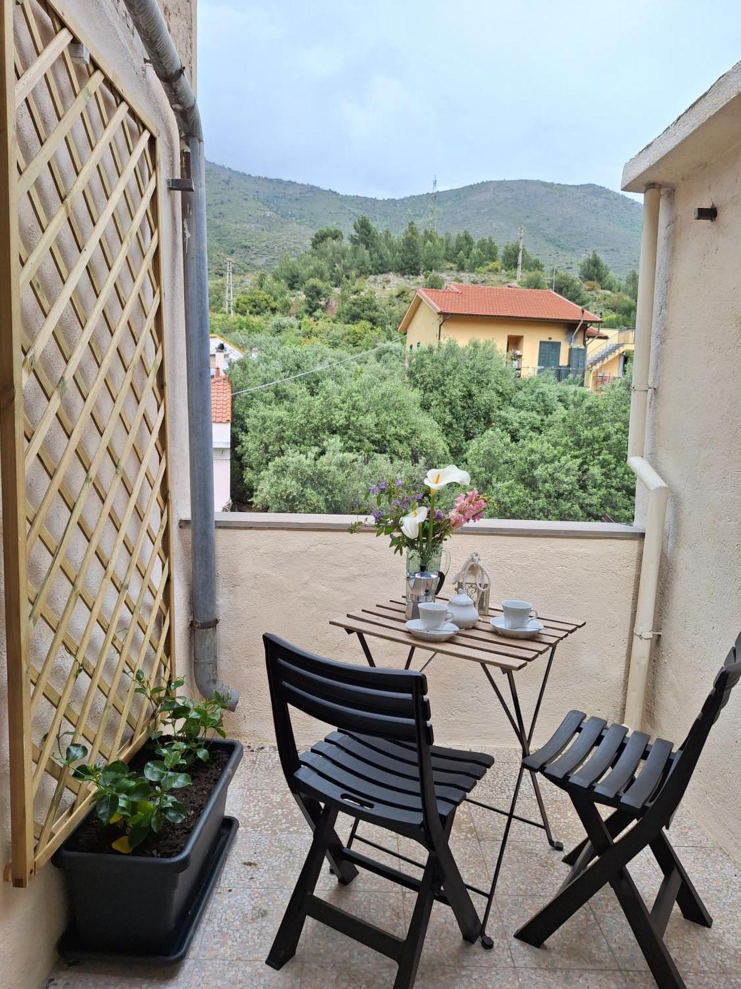 Casa Iris Apartment Cisano sul Neva Luaran gambar